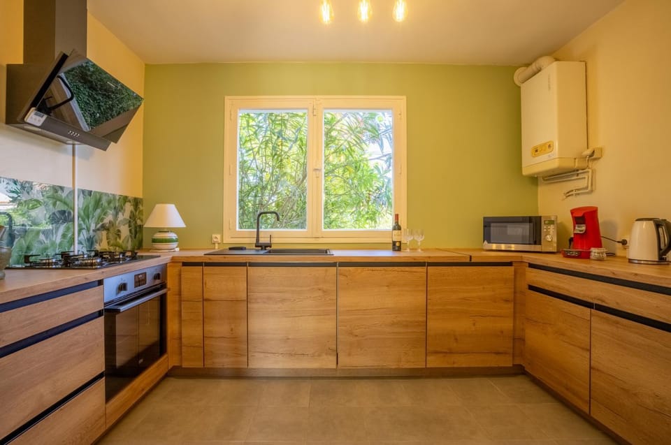 Coffee/tea facilities, microwave, oven, kitchen