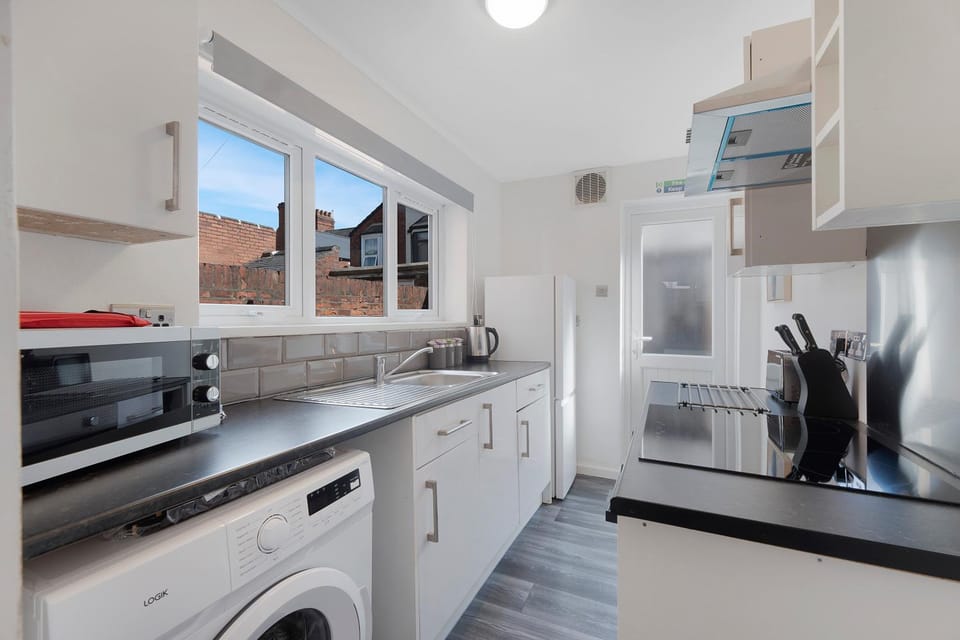 Kitchen or kitchenette, oven, stove, toaster, washing machine