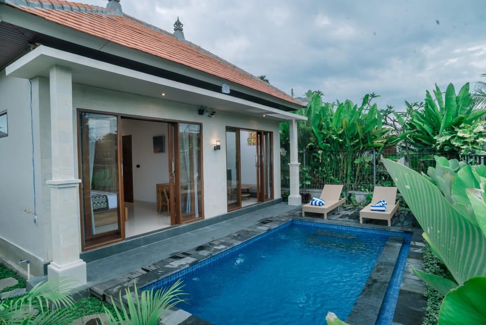 Property building, Day, Garden, Garden, Garden view, Pool view, Pool view, Swimming pool, sunbed