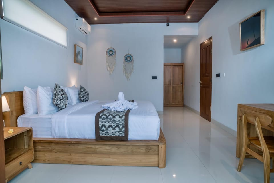 Bed, Photo of the whole room, Seating area, Bedroom, towels