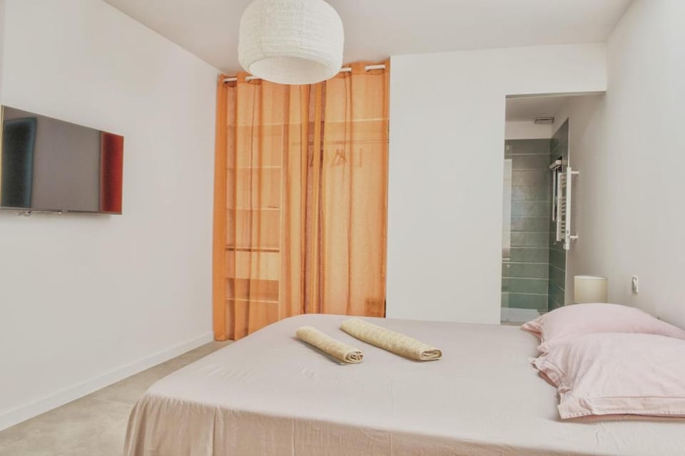 Bed, TV and multimedia, Photo of the whole room, Bedroom