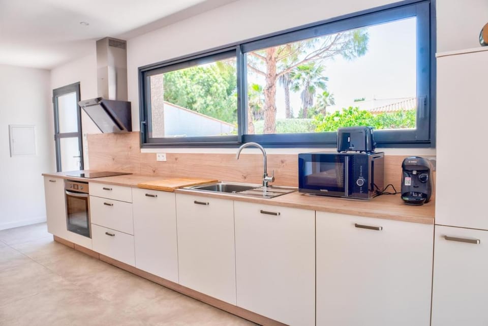 Coffee/tea facilities, Kitchen or kitchenette, stove