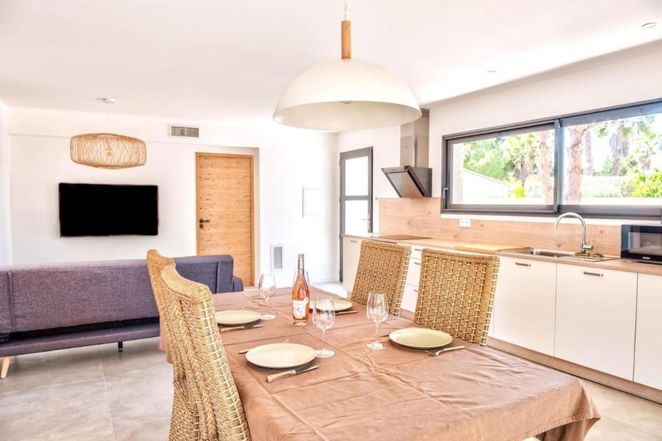TV and multimedia, Kitchen or kitchenette, Living room, Seating area, oven