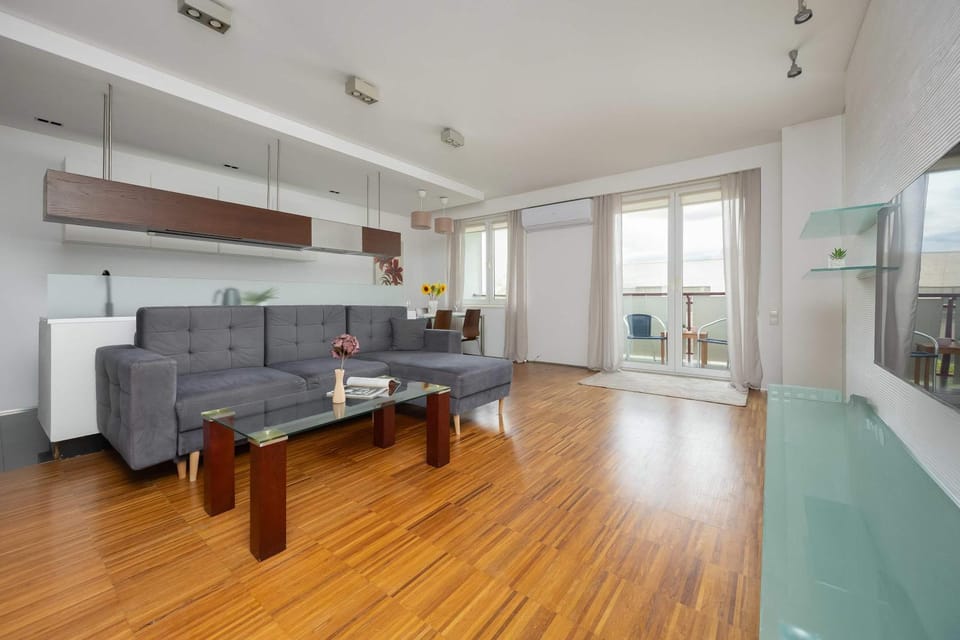 TV and multimedia, Kitchen or kitchenette, Living room, Seating area, Dining area