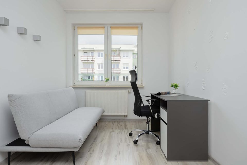 Bed, Seating area, Bedroom