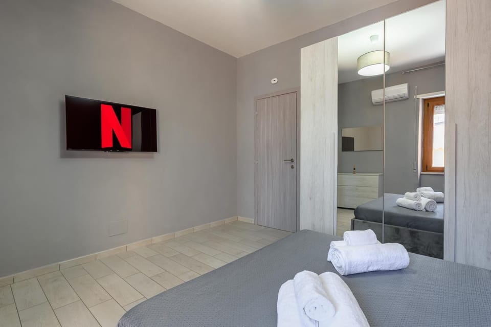 Bathroom, TV and multimedia, Photo of the whole room, Bedroom, towels