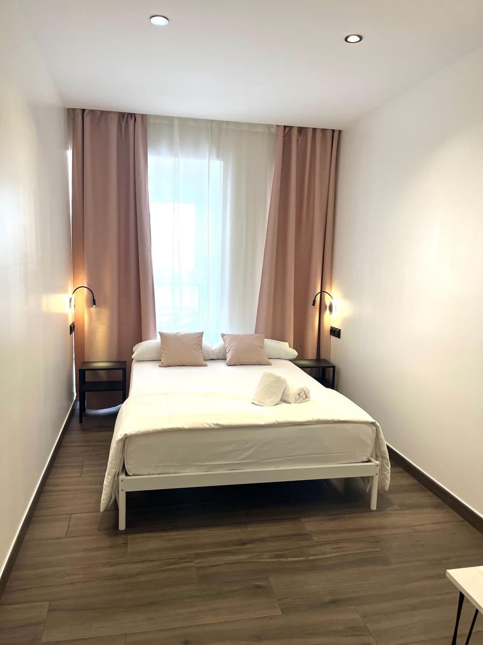 Bed, minibar, safe, towels