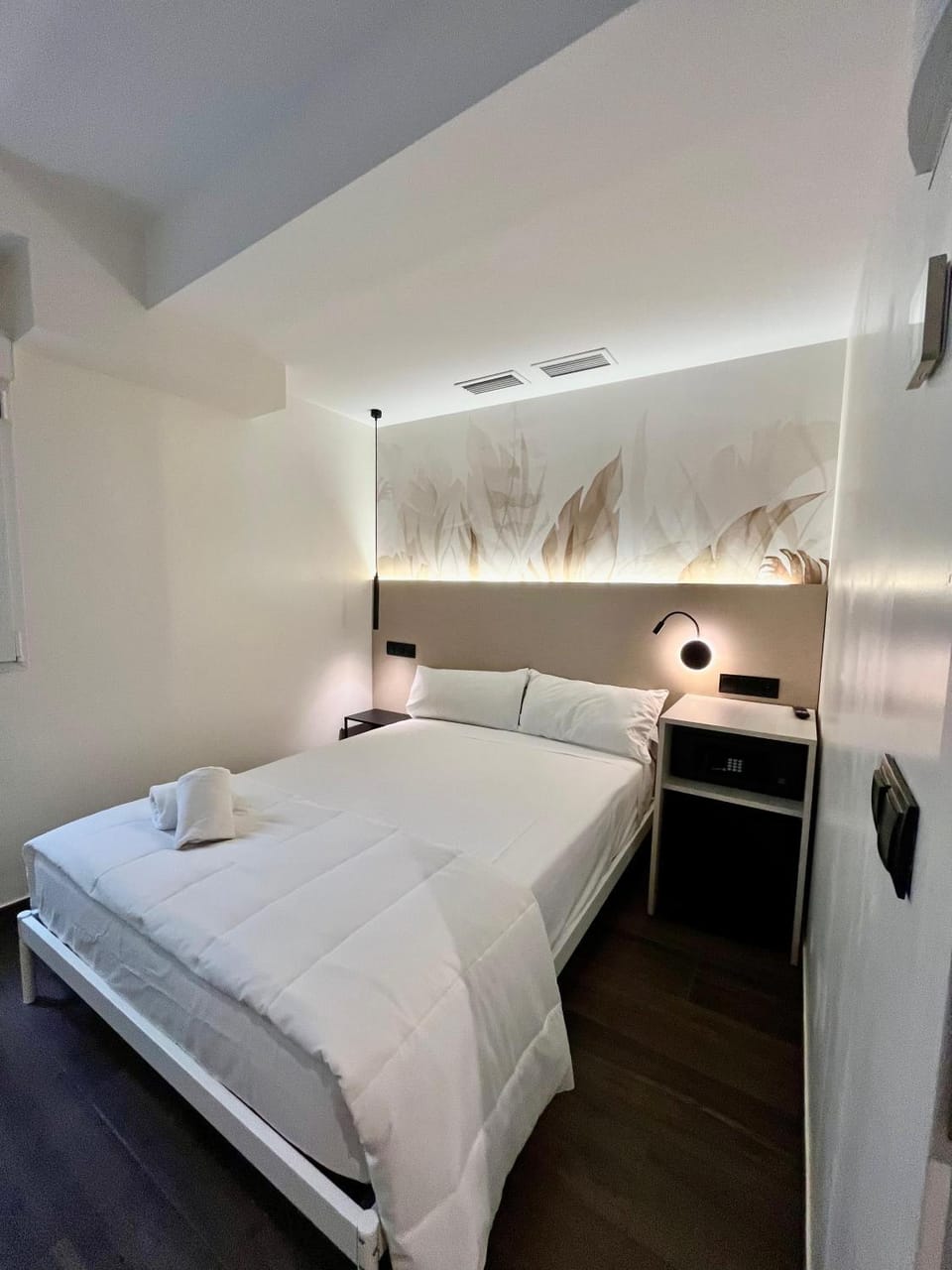 Bed, minibar, safe, towels