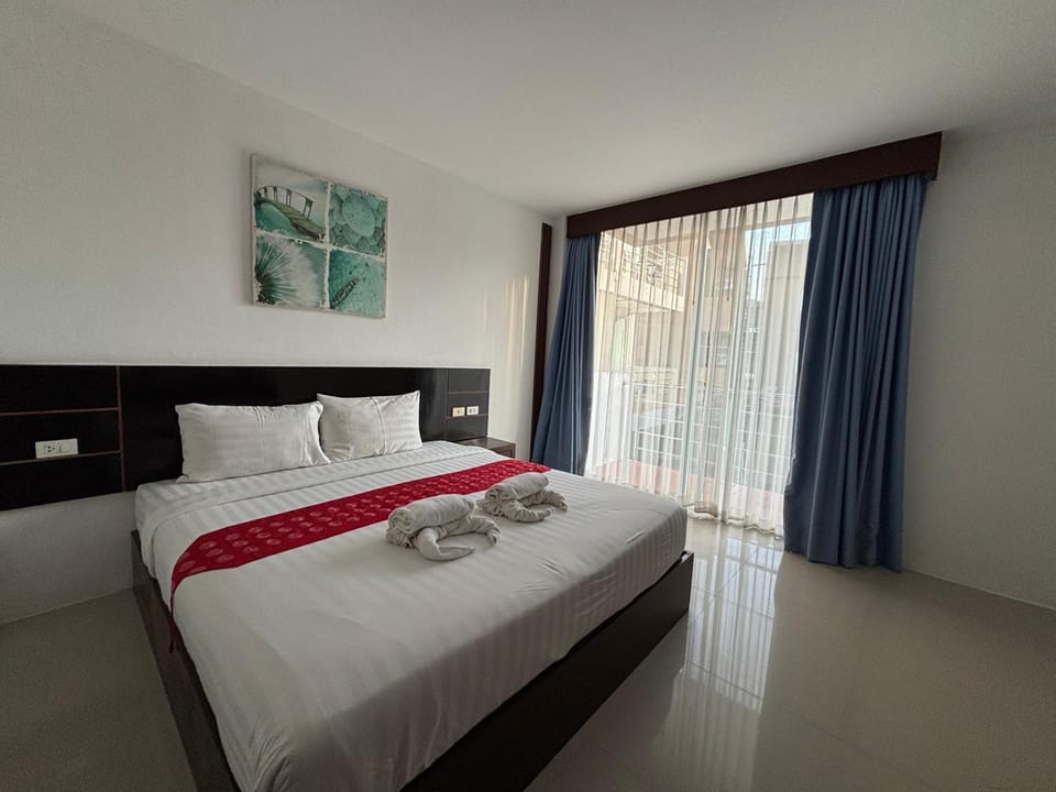Bed, Photo of the whole room, Bedroom, towels