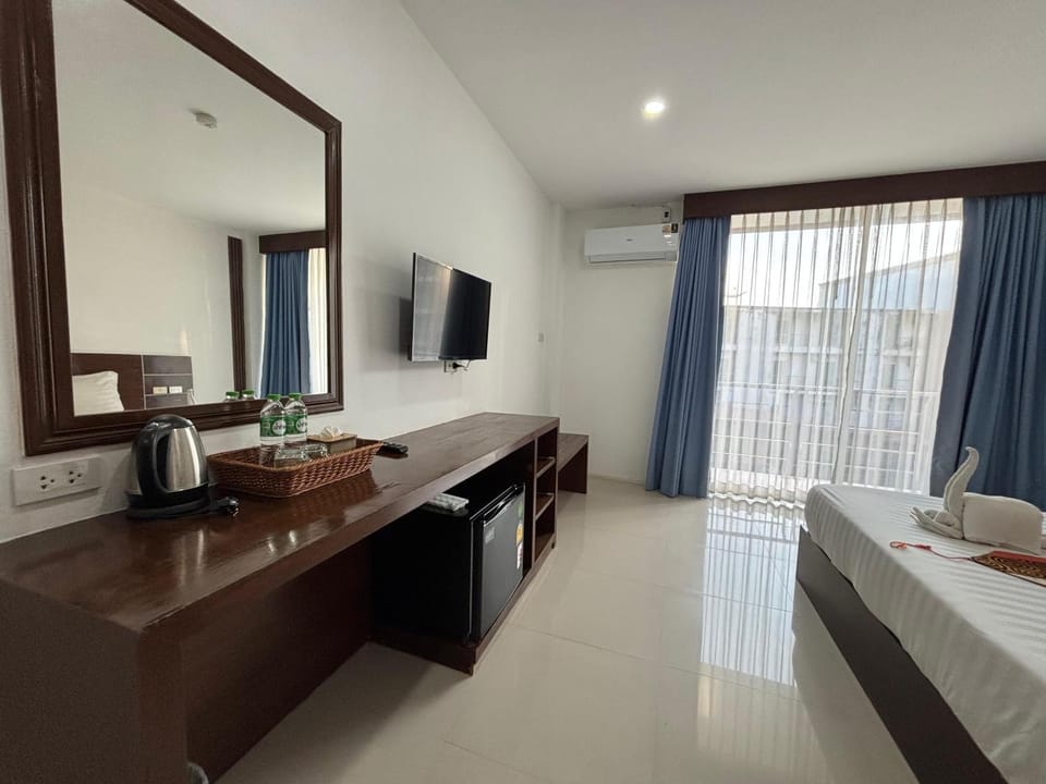 Bed, TV and multimedia, Photo of the whole room, Evening entertainment, Bedroom