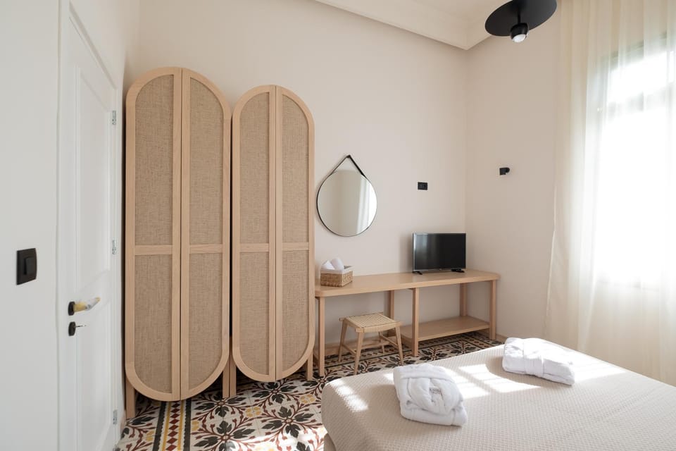 Bed, TV and multimedia, Photo of the whole room, Bedroom, wardrobe, air conditioner