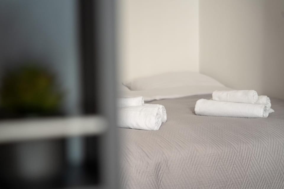 Bed, Bedroom, towels