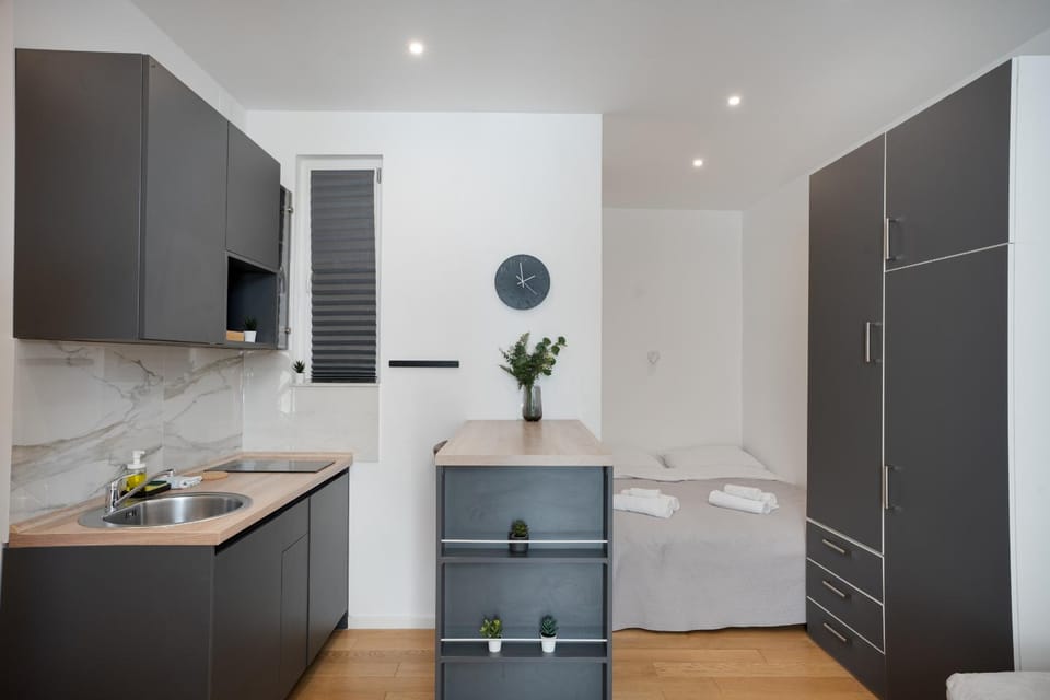Bed, Kitchen or kitchenette, Bedroom