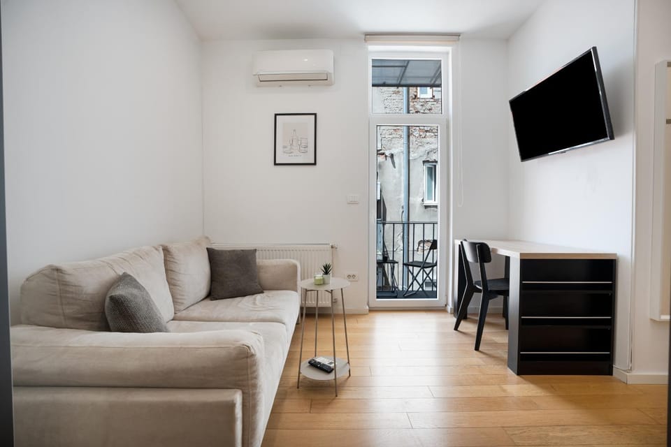 TV and multimedia, Balcony/Terrace, Living room, Seating area, Evening entertainment