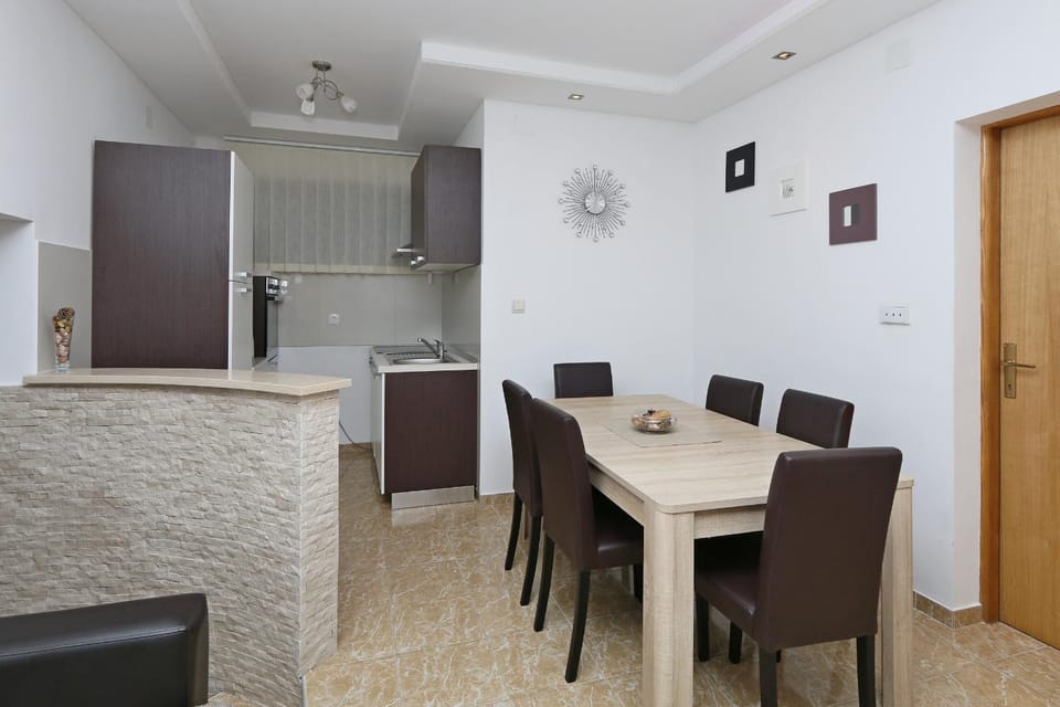 Coffee/tea facilities, Kitchen or kitchenette, Seating area, Dining area