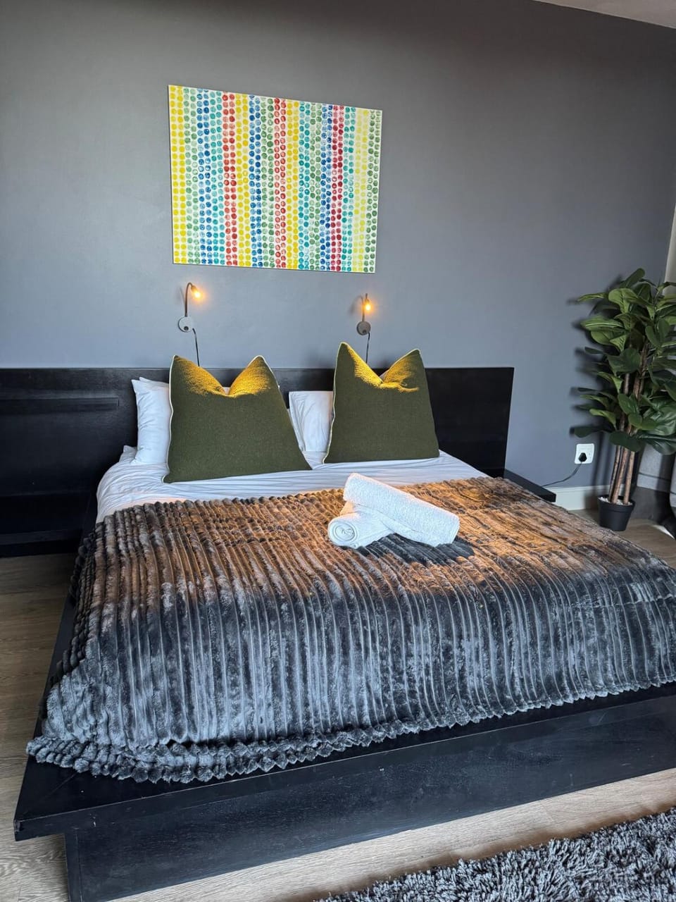 Bed, Bedroom, towels