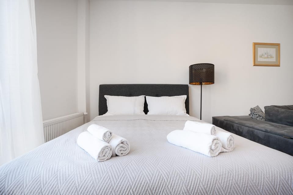 Bed, Bedroom, towels