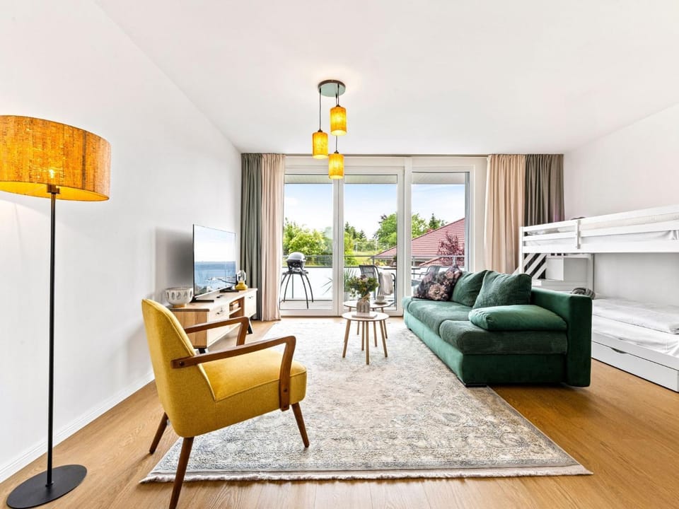 Bed, TV and multimedia, Living room, Photo of the whole room, Decorative detail, Seating area, bunk bed
