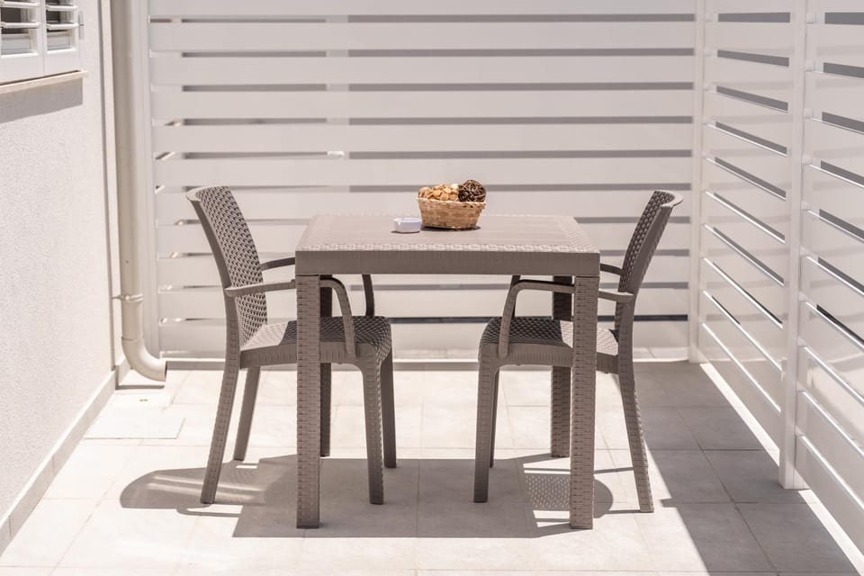 Patio, Day, Balcony/Terrace, Dining area