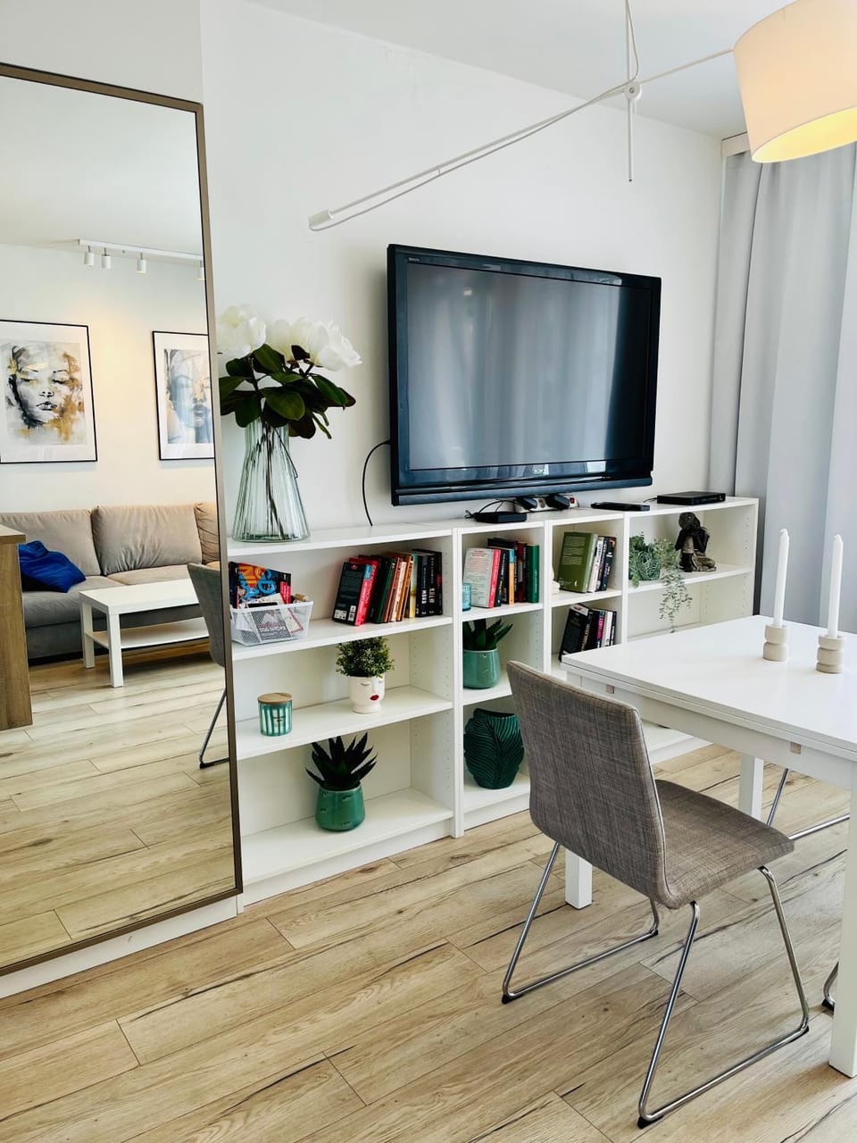 Communal lounge/ TV room, Library, TV and multimedia, Living room, Seating area, Dining area, Evening entertainment