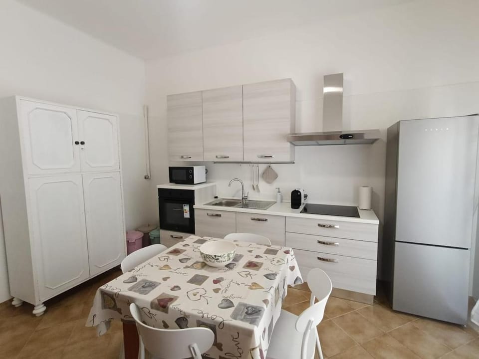 Coffee/tea facilities, Kitchen or kitchenette, Dining area, dishwasher, oven, stove, toaster