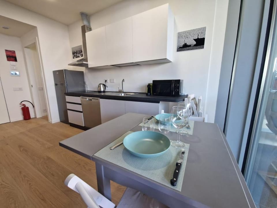 Kitchen or kitchenette, Dining area, dishwasher, stove