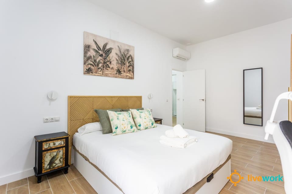 Bed, Photo of the whole room, Bedroom, heating, towels, air conditioner