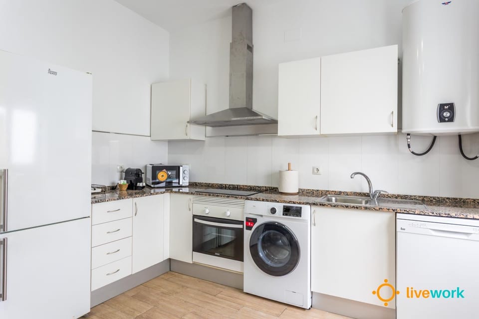 Coffee/tea facilities, Kitchen or kitchenette, dishwasher, oven, pet friendly, stove, toaster, washing machine