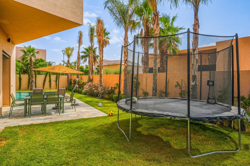 Sumptuous Villa, Heated Pool, 15minutes to City Center, Daily Housekeeping, Private Cook and Chauffeur, Games Villa in Marrakesh-Safi
