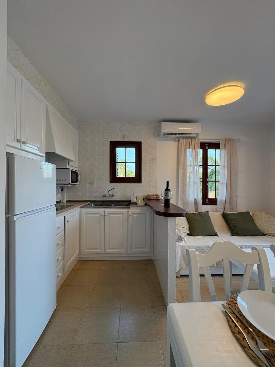 Kitchen or kitchenette, Dining area, stove, air conditioner