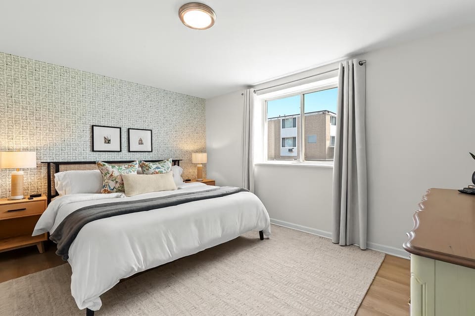 Bright & Spacious Flat Near the Heart of Royal Oak Apartment in Royal Oak