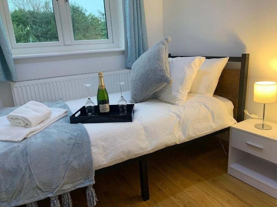 Stylish 3BR Retreat Family & Business Parking House in Reading