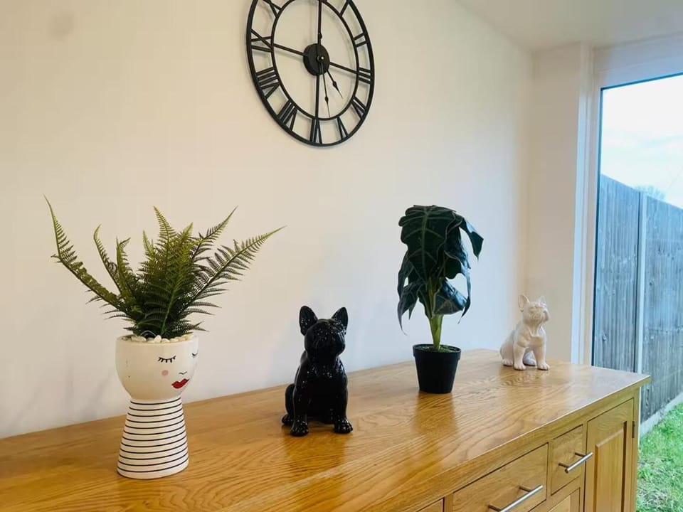 Stylish 3BR Retreat Family & Business Parking House in Reading