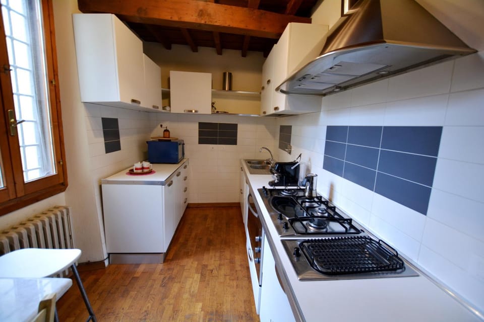 Kitchen or kitchenette, dishwasher, stove