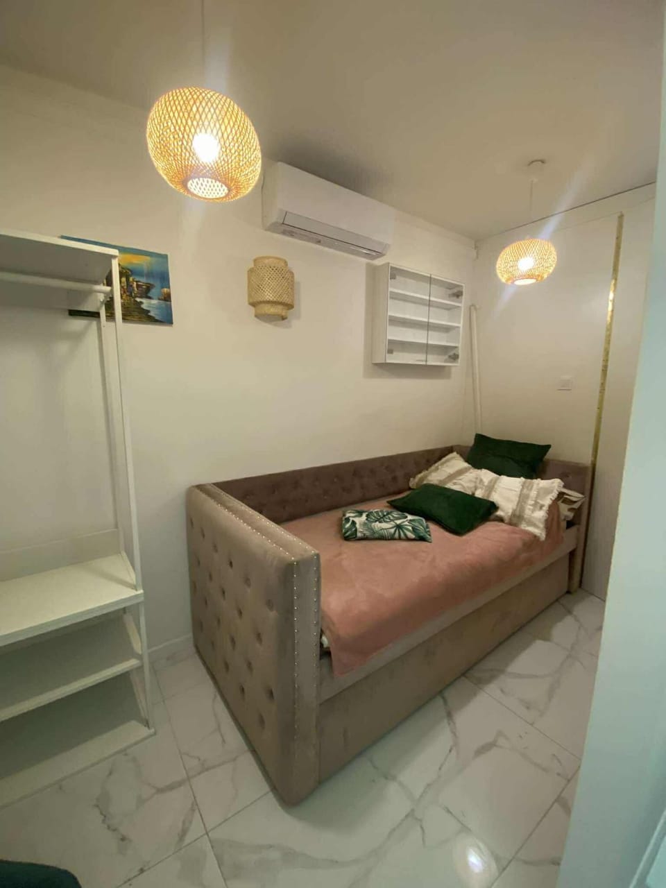 Bed, Seating area, air conditioner