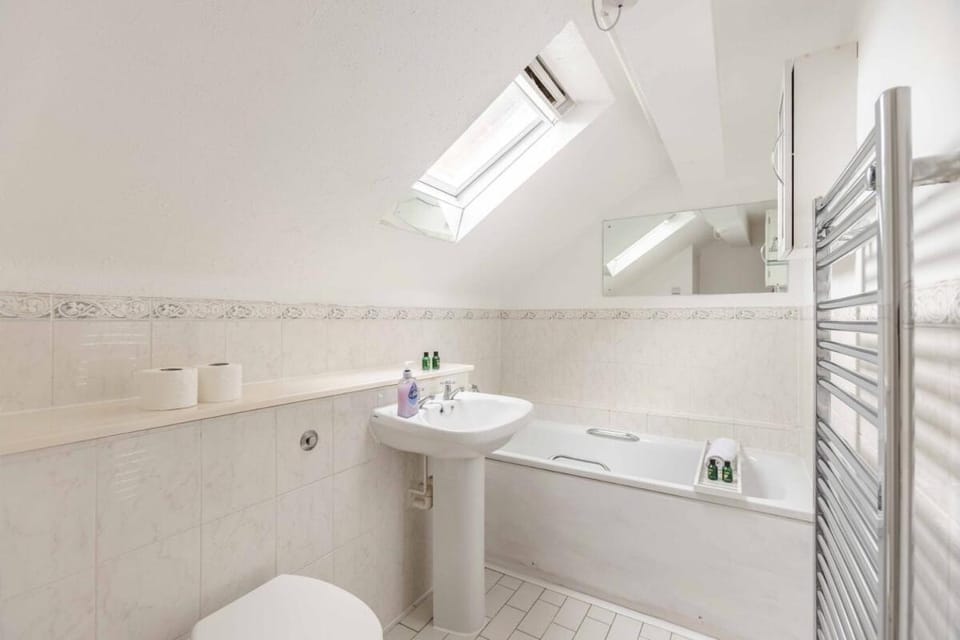 Charming 3BR Cottage Near Windsor and Sights - By Tempstay House in Slough