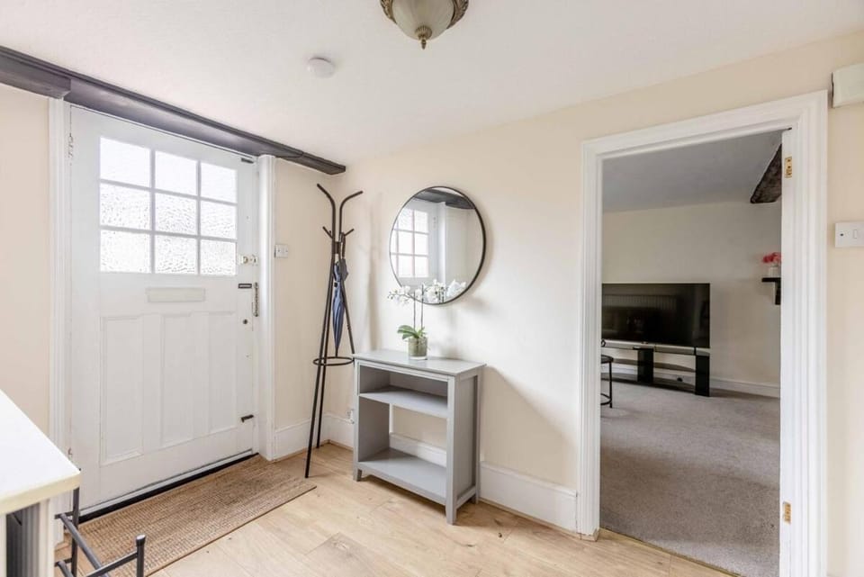 Charming 3BR Cottage Near Windsor and Sights - By Tempstay House in Slough