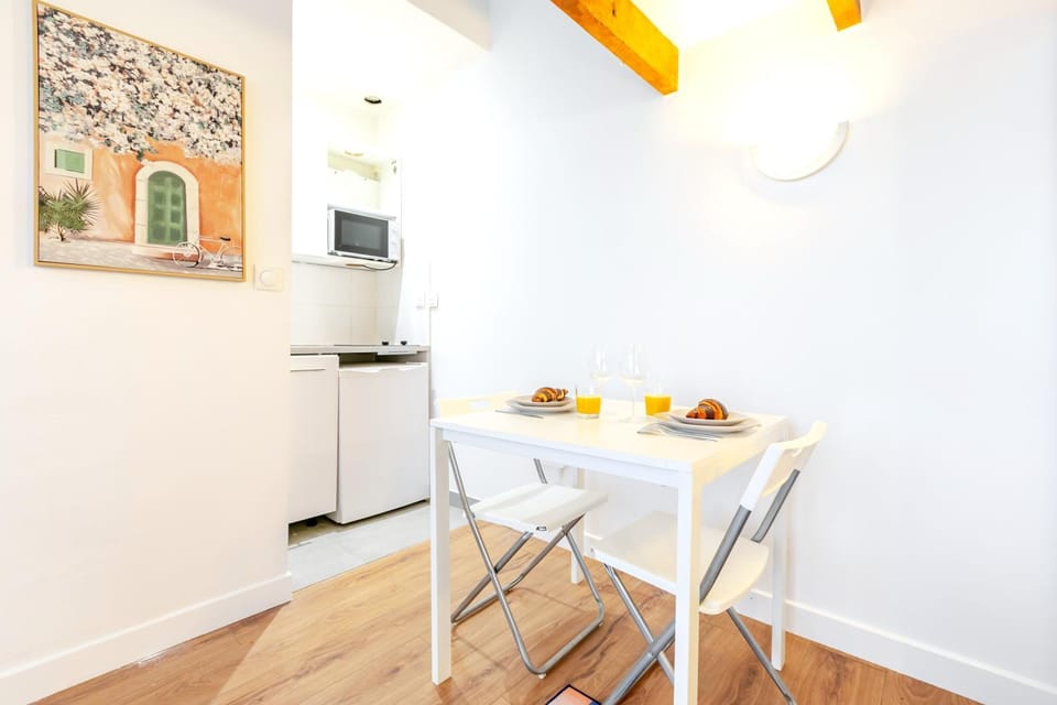 Kitchen or kitchenette, Dining area
