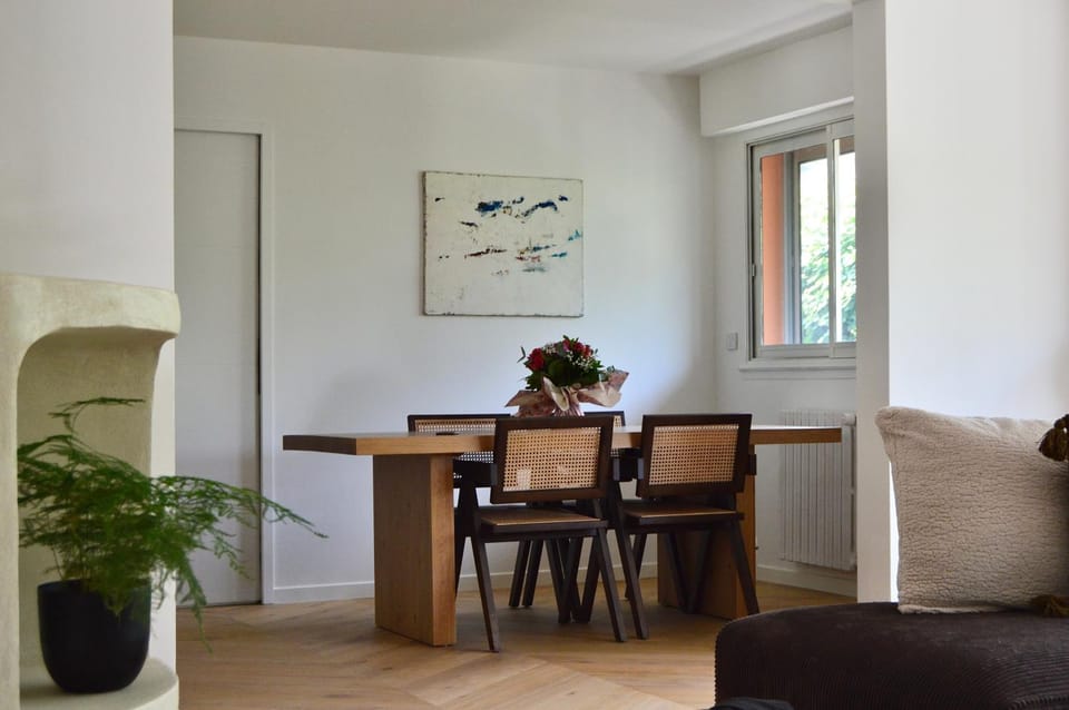 Seating area, Dining area