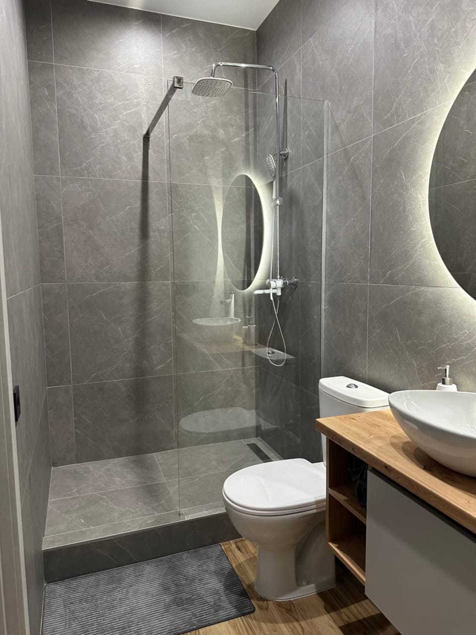 Shower, Toilet, towels