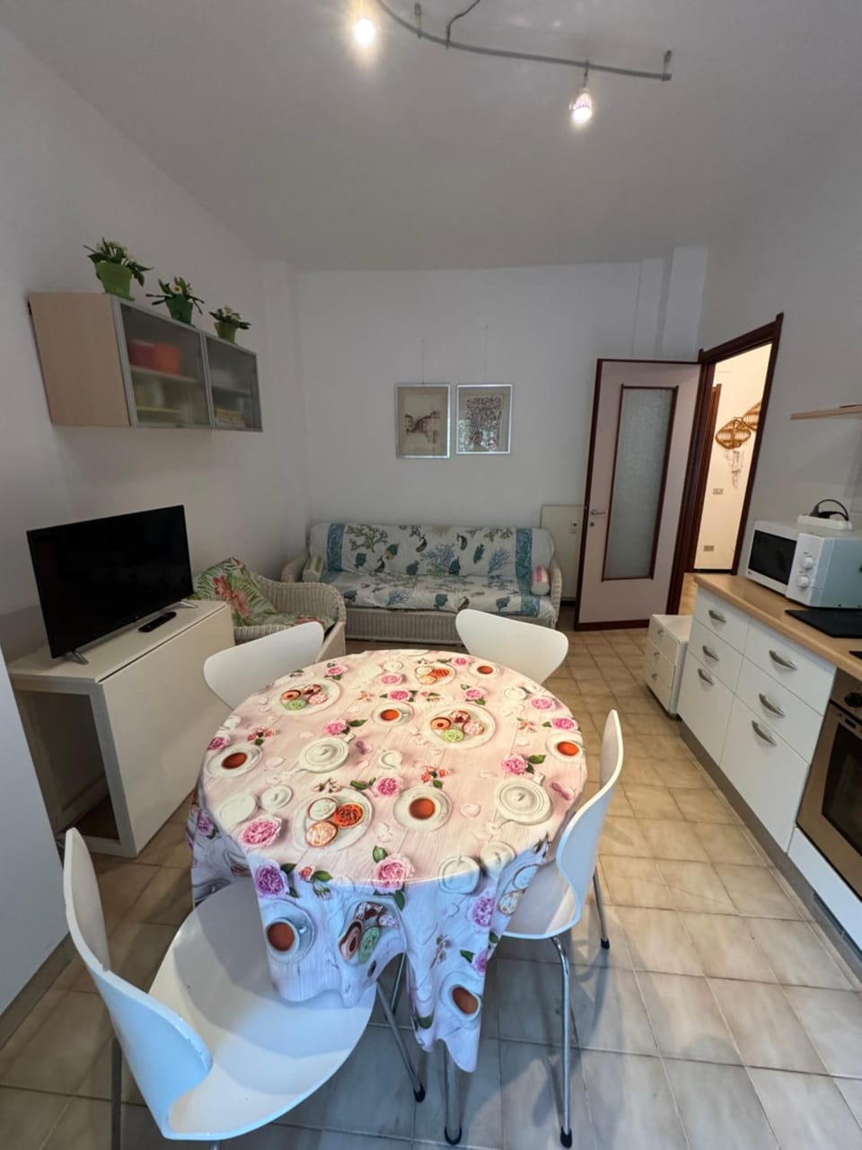 Kitchen or kitchenette, Living room, Seating area, Dining area, oven