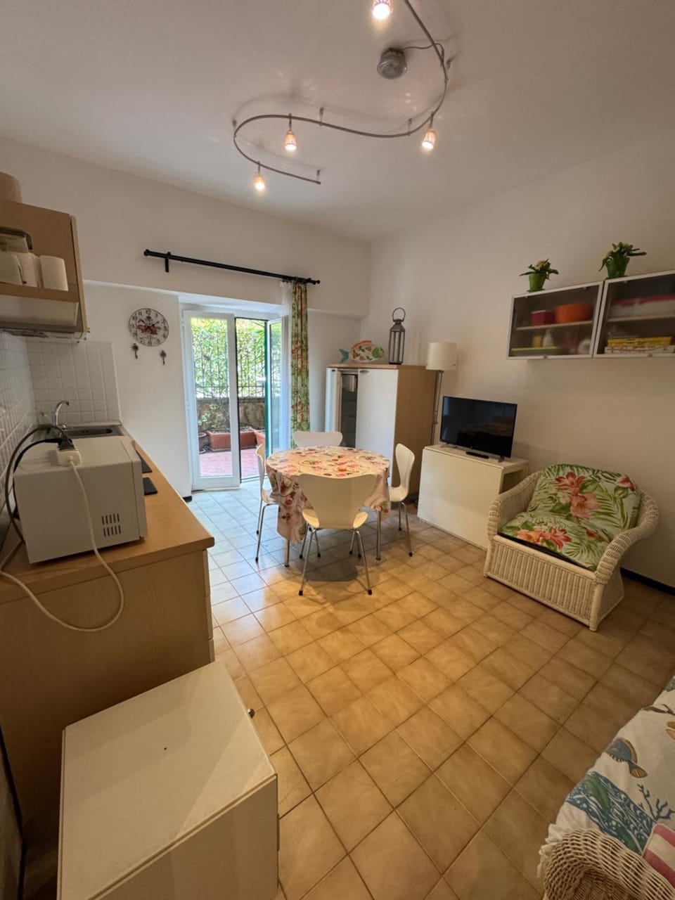 TV and multimedia, Living room, Seating area, Dining area