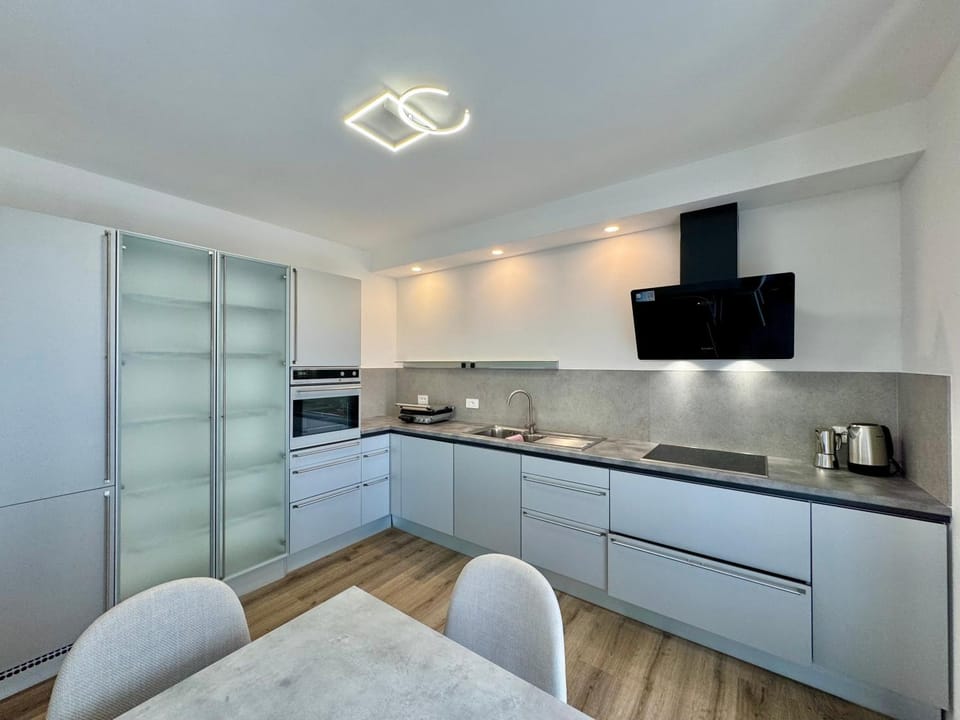 Kitchen or kitchenette, oven