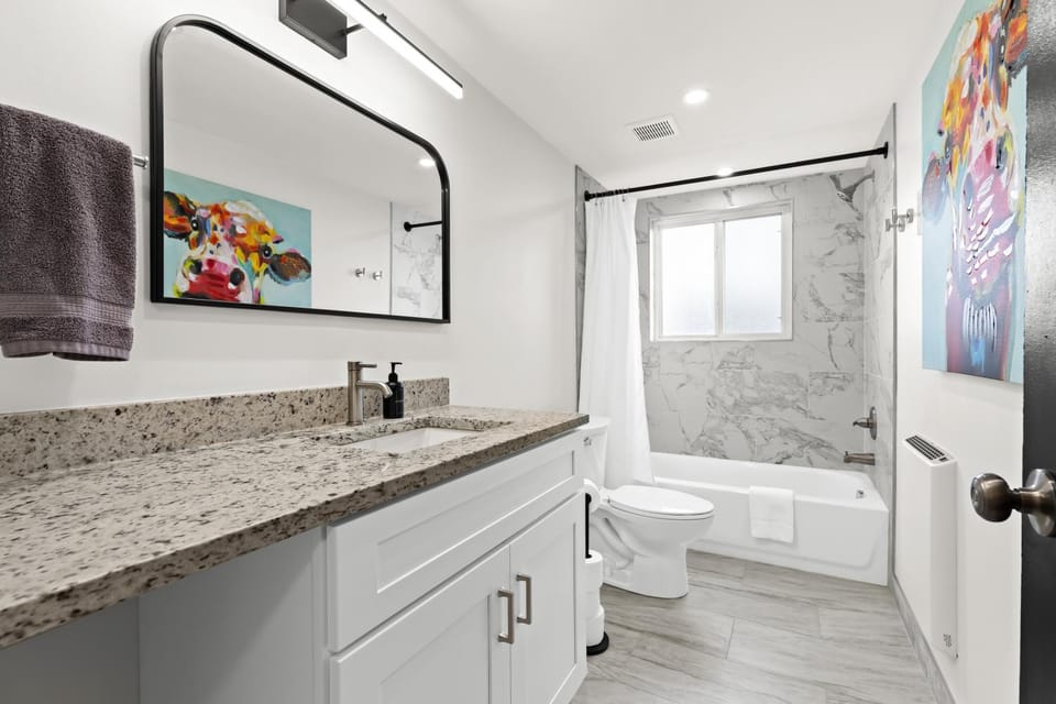 Stylish 1BR Upper Flat in Vibrant Royal Oak Apartment in Royal Oak