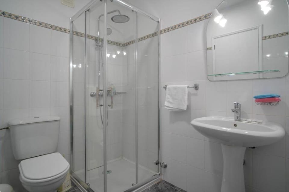 Shower, Toilet, towels