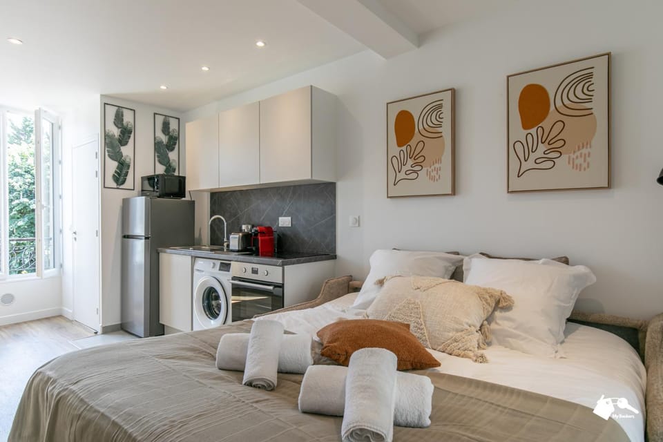 Bed, Coffee/tea facilities, Kitchen or kitchenette, Living room, oven