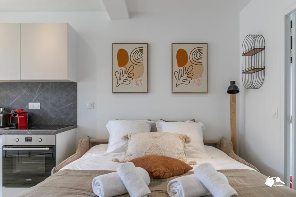 Bed, Coffee/tea facilities, Kitchen or kitchenette, Photo of the whole room, Bedroom, stove, towels