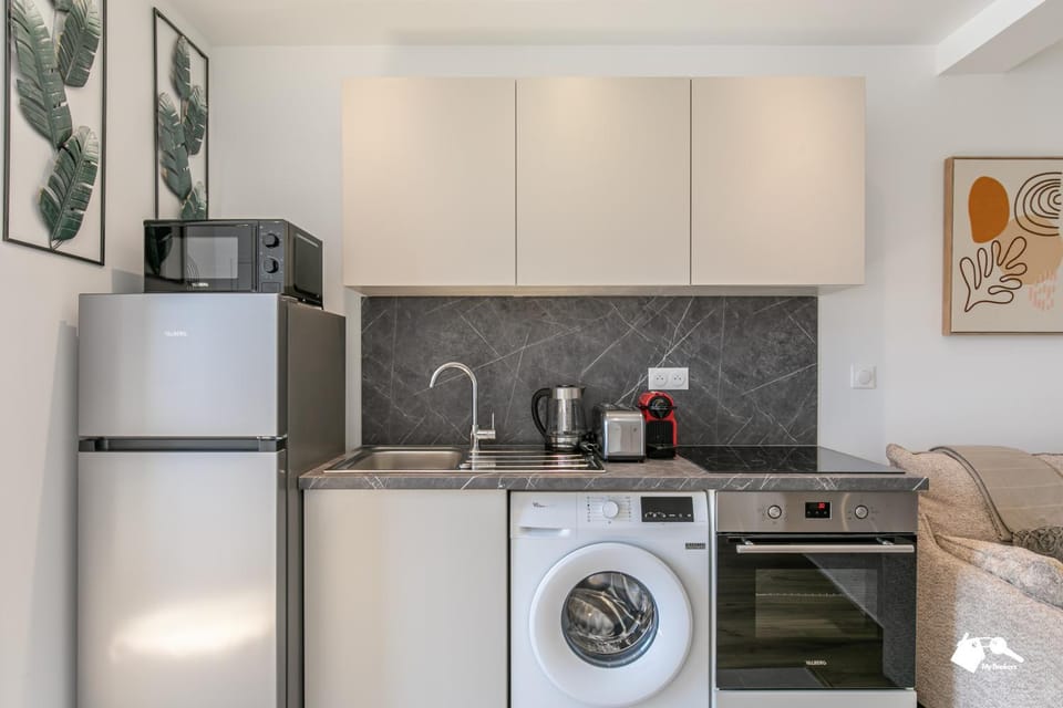 Coffee/tea facilities, Kitchen or kitchenette, oven, stove, toaster, washing machine