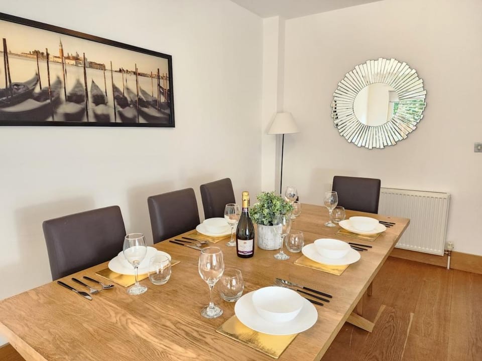 Living room, Decorative detail, Seating area, Dining area
