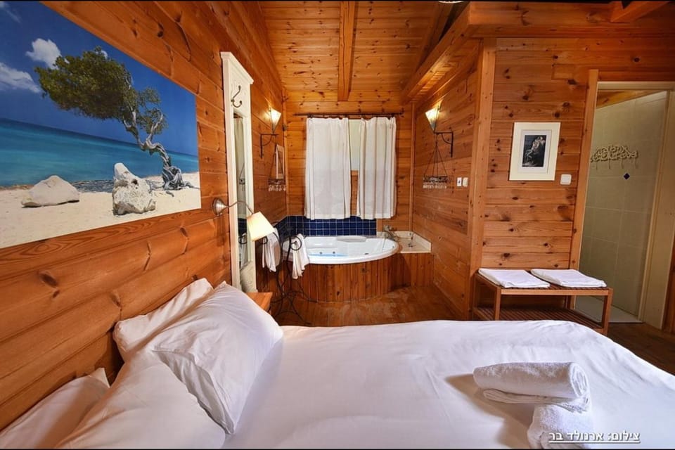 Bed, Hot Tub, Living room, Photo of the whole room, towels